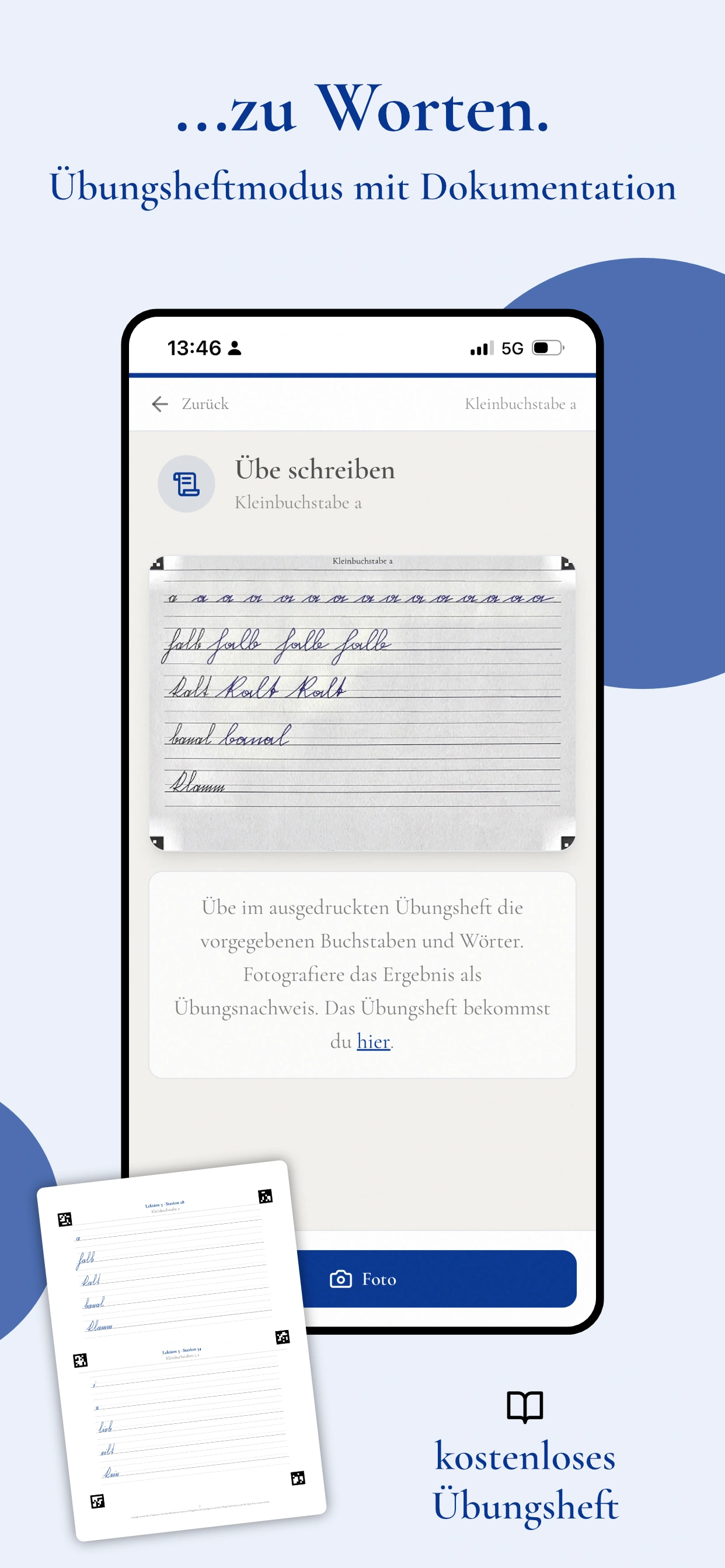 Mit Füller im Übungsheft schreiben und die Ergebnisse in der App dokumentieren.